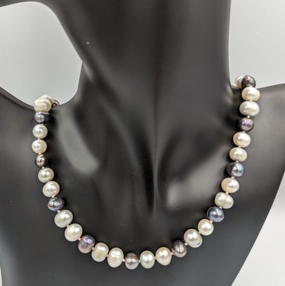 Three color freshwater baroque pearl necklace with 18k gold plate clasp - Picture 2 of 10
